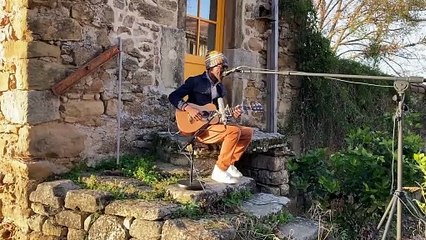 Présentation de sa chanson "La Maison du Therondel" par le chanteur Esteban