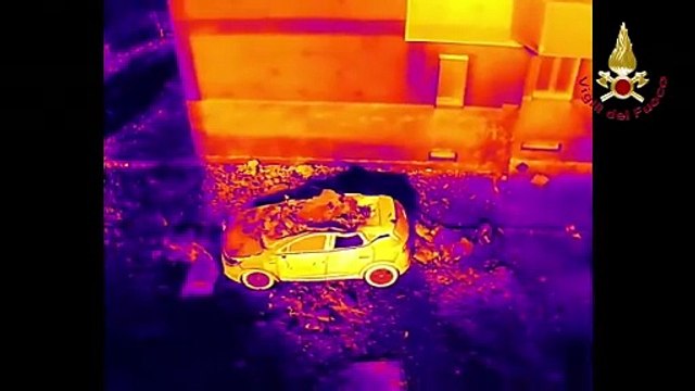 Esplosione di un appartamento a Corsico: le immagini dal drone dell'intervento dei vigili del fuoco