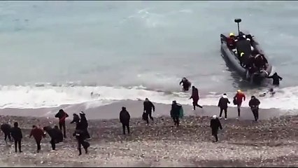 Estas son las impactantes imágenes de un desembarco de inmigrantes ilegales en Granada