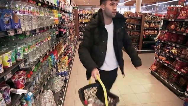 بدل منحهم مساعدات مالية... ألمانيا تصدر بطاقة دفع لطالبي اللجوء كي يدفعوا بها نفقاتهم اليومية