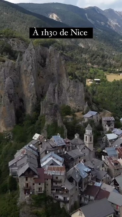 Un lieu qui vaut le coup d’y faire un tour rien que pour la vue à couper le souffle et le magnifique château viticole qui ressemble à un château italien !   Rejoins Petit Mauda !