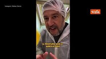 Salvini con cuffietta e camice nel pastificio: «Alla faccia della farina d'insetti, viva la qualità»