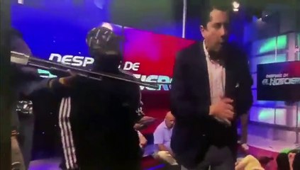 Ecuador, uomini armati irrompono nello studio televisivo durante la diretta: il video dell’assalto
