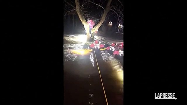 Usa, intrappolato su un albero per un torrente in piena: salvato