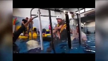 Morgan Algeri si esercita a uscire da un mezzo sott'acqua