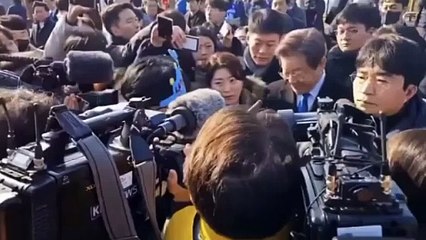 Il video choc dell'accoltellamento di Lee Jae-myung, leader dell'opposizione in corea del Sud