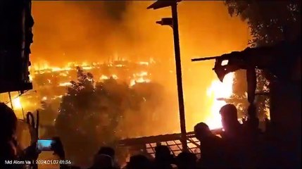 A fuoco i campi dei rifugiati Rohingya, in Bangladesh, nel giorno delle elezioni legislative