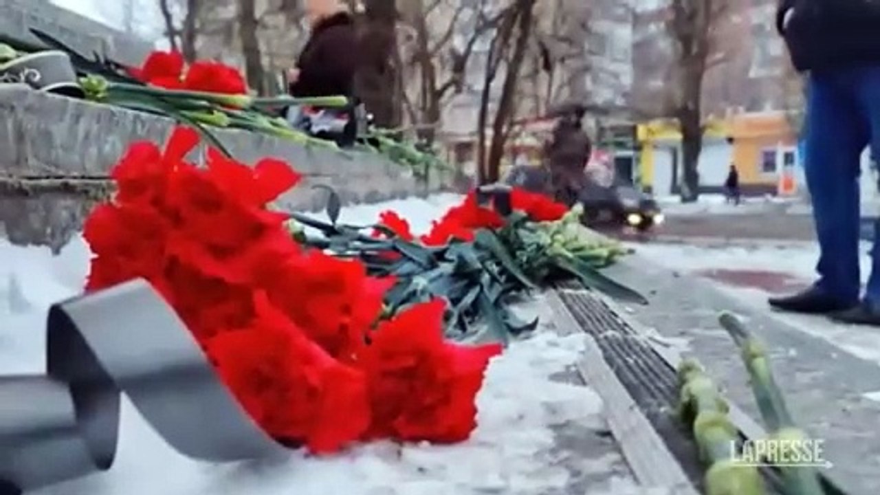 Ucraina, bombe su un mercato di Donetsk: fiori sul luogo dell'attacco
