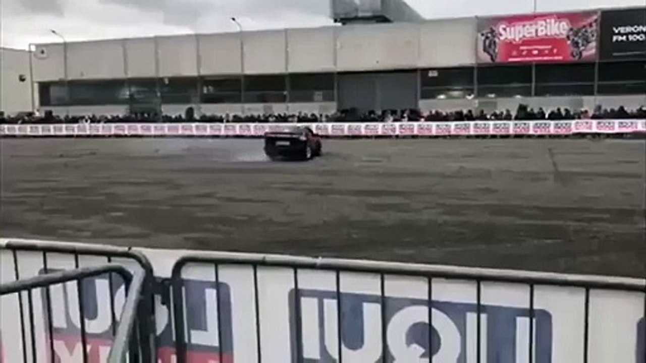 Il momento in cui l’auto dello stuntman travolge gli spettatori al Motor Bike Expo di Verona