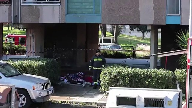 Spinaceto, incendio in un appartamento in via Lorizzo. Quattro gravi in ospedale, nube di fumo visibile da lontano