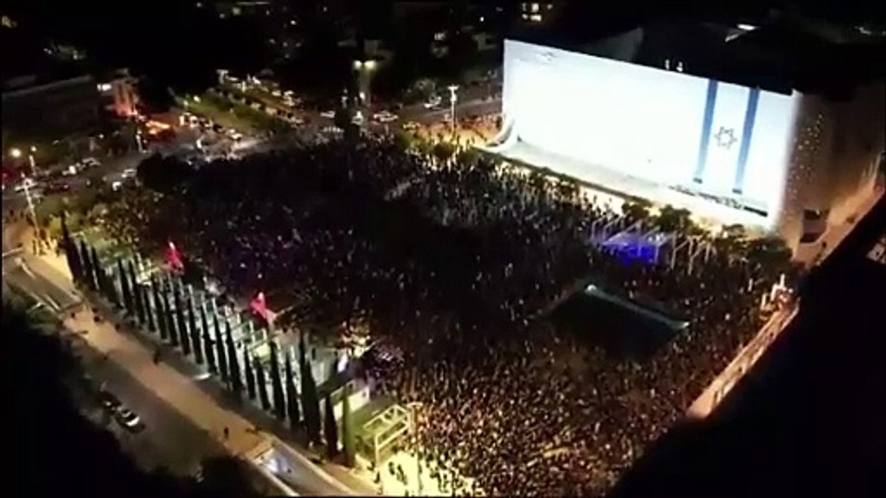 Migliaia di manifestanti in piazza a Tel Aviv contro il governo Netanyahu
