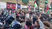 Corteo pro Gaza a Milano, i manifestanti cercano di sfondare il muro delle forze dell'ordine