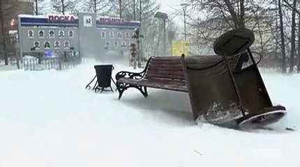 Télécharger la video: Tempesta di neve in Russia: raffiche di vento e temperature in calo a -33 gradi