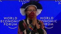 Intona canti sacri e soffia sulla testa dei leader: il rito della tribù amazzonica Yawanawá sul palco del World economic forum di Davos