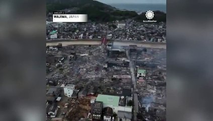 Télécharger la video: Le immagini dal drone mostrano la devastazione lasciata dal terremoto in Giappone: un'intera prefettura rasa al suolo