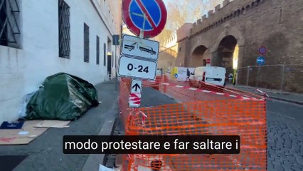 Roma, davanti a San Pietro le tende dei clochard