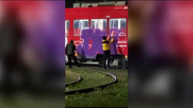 Milano, i raid vandalici dei writer sui mezzi pubblici
