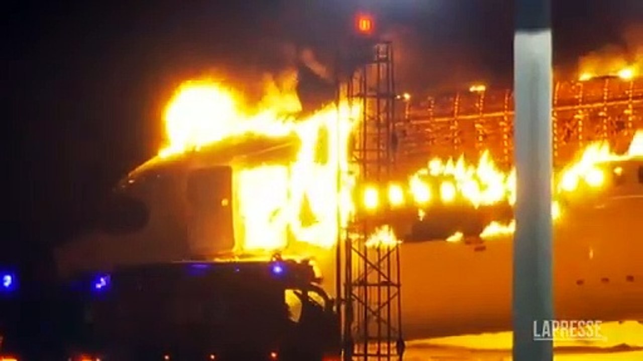 Il velivolo della Japan Airlines completamente avvolto dalle fiamme: le immagini impressionanti