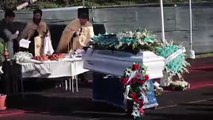 Funerali Alex, nello stadio di Valmontone palloncini, fiori e fumogeni colorati. Sulla bara il suo elefantino di peluche