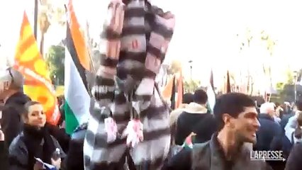 Il manichino di Netanyahu travestito da deportato al corteo pro-Palestina a Roma