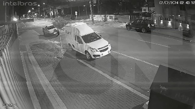 Internauta procura motorista que colidiu contra veículo estacionado