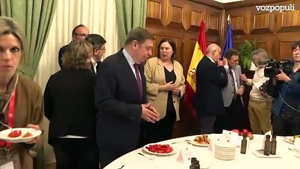 Luis Planas organiza una cata de tomates españoles y defiende su calidad frente a las críticas de la exministra francesa Ségolène Royal