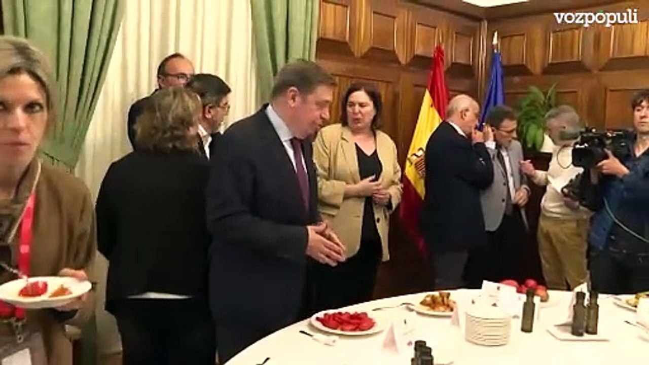 Luis Planas organiza una cata de tomates españoles y defiende su calidad frente a las críticas de la exministra francesa Ségolène Royal