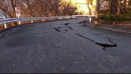 Strade spaccate e asfalto sollevato: così nella prefettura di Ishikawa dopo il terremoto di magnitudo 7.5