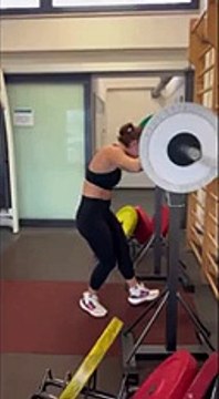 La tuffatrice romana Chiara Pellacani e il suo straordinario allenamento con i pesi in palestra