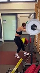La tuffatrice romana Chiara Pellacani e il suo straordinario allenamento con i pesi in palestra
