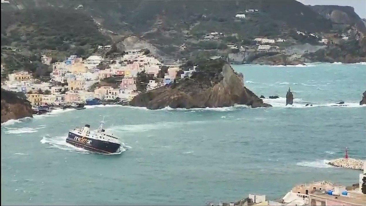 Traghetto rischia di ribaltarsi per le onde nel porto di Ponza: le impressionanti immagini dall'alto