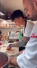 Ultimo si improvvisa chef: cucina l'amatriciana (ma infila la mano nella pentola per assaggiare la pasta)