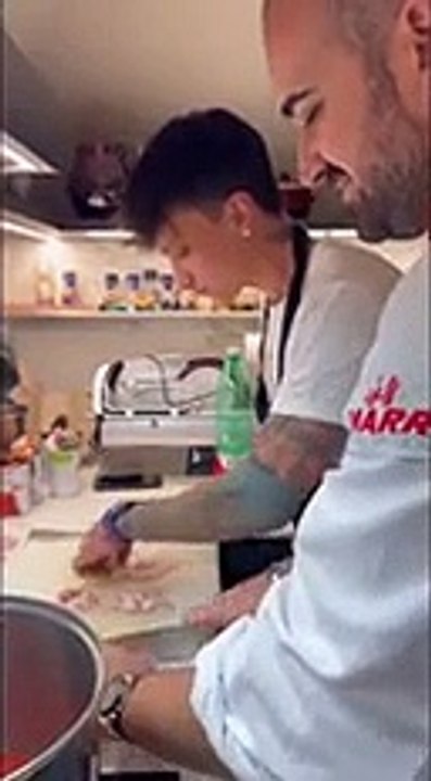 Ultimo si improvvisa chef: cucina l'amatriciana (ma infila la mano nella pentola per assaggiare la pasta)