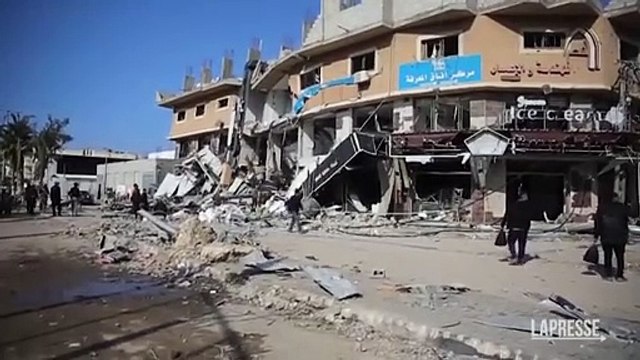 Gaza, decine di edifici distrutti nel campo profughi di Nuseirat