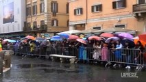 Roma, l'arrivo della befana in piazza Navona