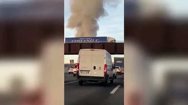 Incendio in un capannone a Cavenago di Brianza, il video della colonna di fumo