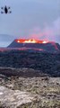 In volo sulla bocca del vulcano che erutta in Islanda: il video della fontana di lava ripresa dal drone