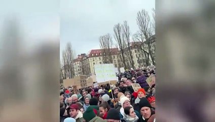 Tải video: Decine di migliaia di persone a Monaco contro l’estrema destra dell’Afd: manifestazione annullata