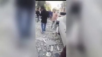 Raid aereo in Siria polvere e macerie in strada a Damasco