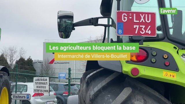 Les agriculteurs bloquent la base Intermarché de Villers-le-Bouillet