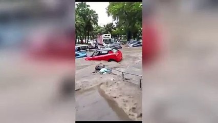 Il ciclone Belal si avvicina a Mauritius, auto sommerse e trascinate via dall'acqua