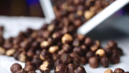 Easy-to-follow tutorial of making Nutella from simple ingredients