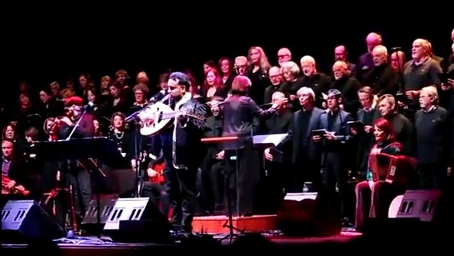 Ambrogio Sparagna e «La Chiarastella»: grande successo dei canti sacri della tradizione popolare