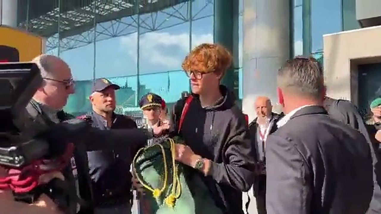 Jannik Sinner, all’aeroporto Leonardo Da Vinci di Roma: l'accoglienza degli addetti di Adr e Polaria