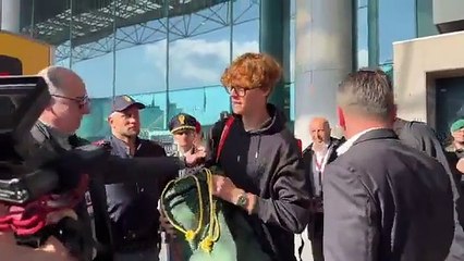 Jannik Sinner, all’aeroporto Leonardo Da Vinci di Roma: l'accoglienza degli addetti di Adr e Polaria