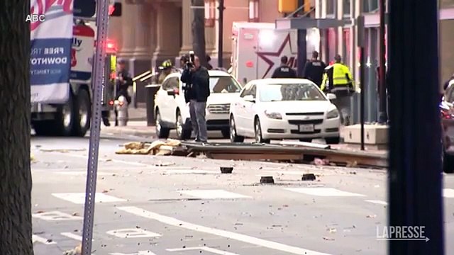 La fuga di gas e l’esplosione in uno storico hotel in Texas: l’ingresso completamente devastato