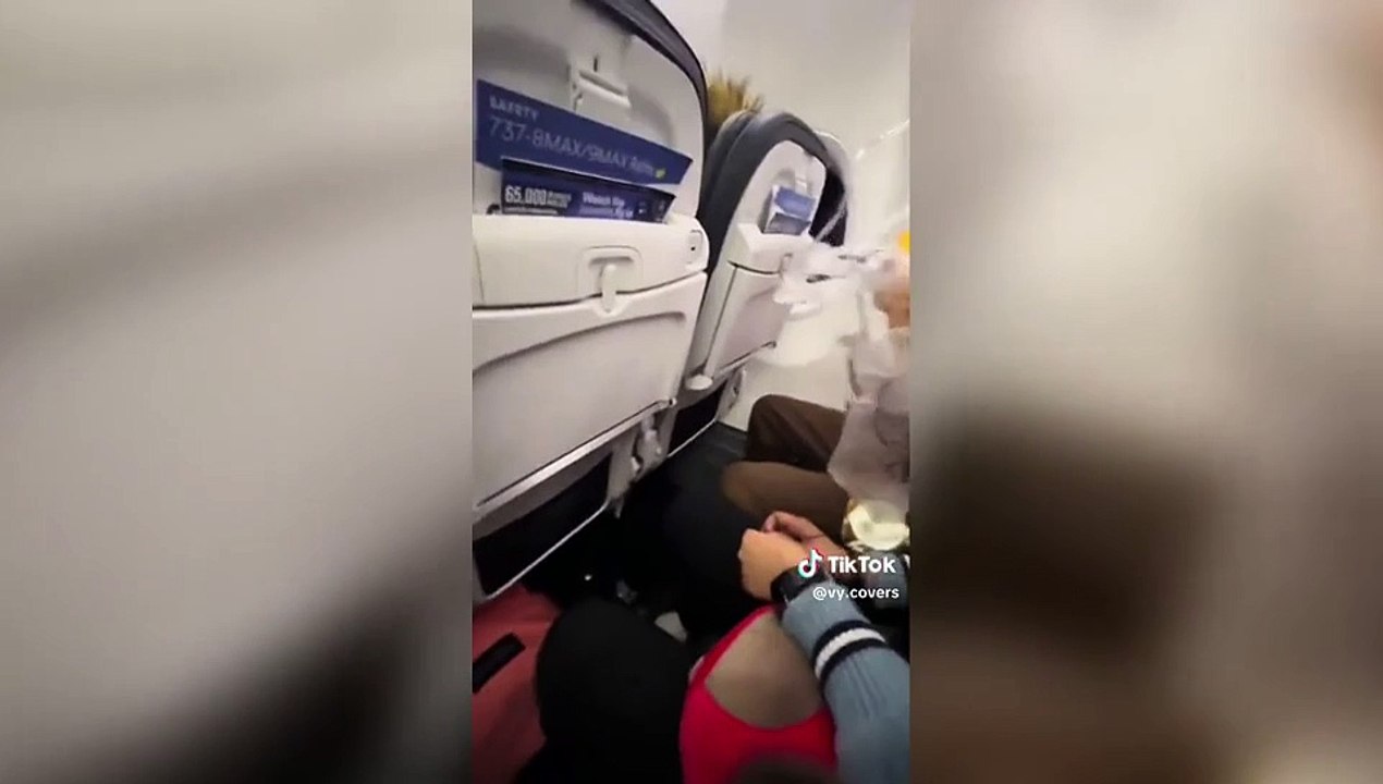 Il portellone cede in volo, buco nella fusoliera: il Boeing 737 è costretto all’atterraggio d’emergenza