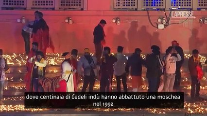 Devoti indù celebrano l'apertura del controverso tempio di Ayodhya, in India: le immagini