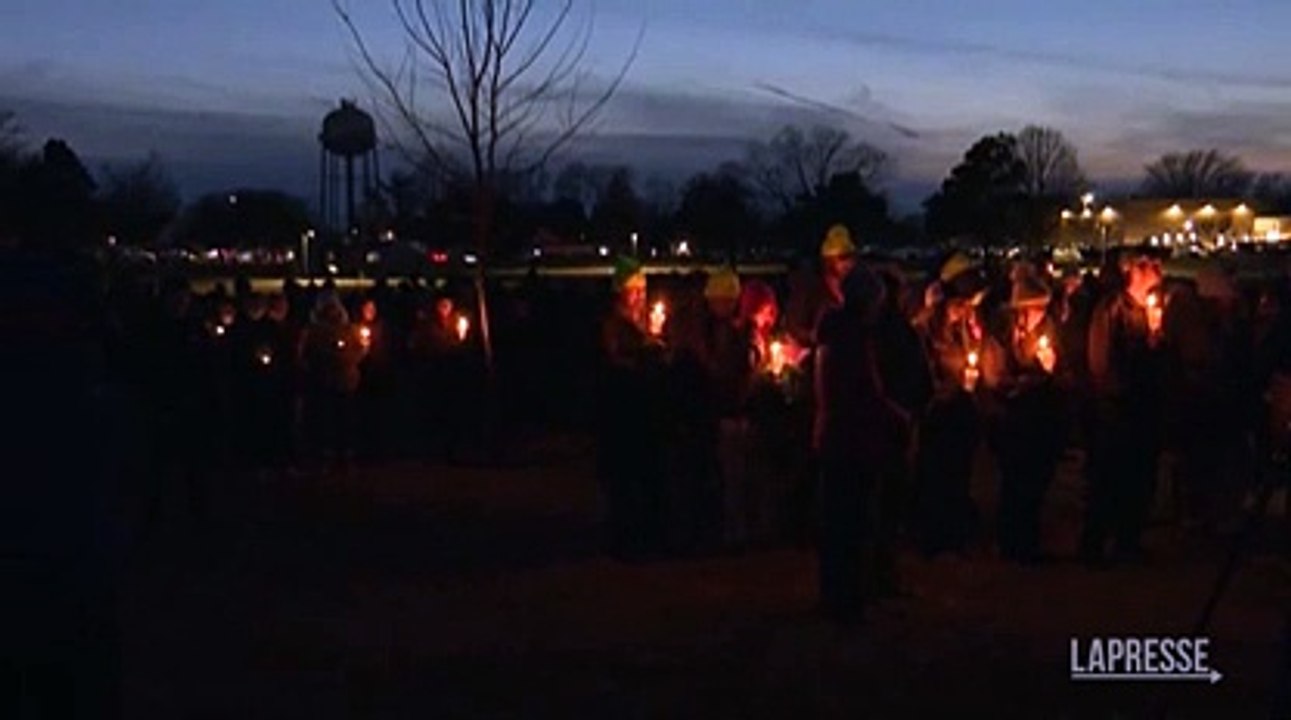 Sparatoria in una scuola in Iowa: veglia di preghiera per la vittima di 11 anni