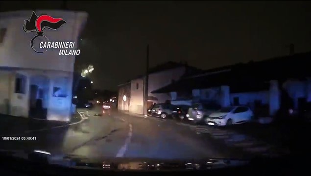 Cologno Monzese, il 17enne sull'auto rubata in fuga dai carabinieri si schianta contro un palo